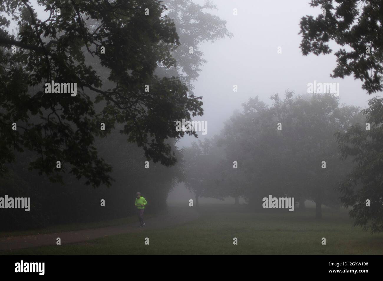 09/10/2020. Londra, Regno Unito. Un membro del pubblico scherza durante la nebbia fitta a Greenwich Park nel sud-est di Londra. Photo credit: George Cracknell Wright Foto Stock