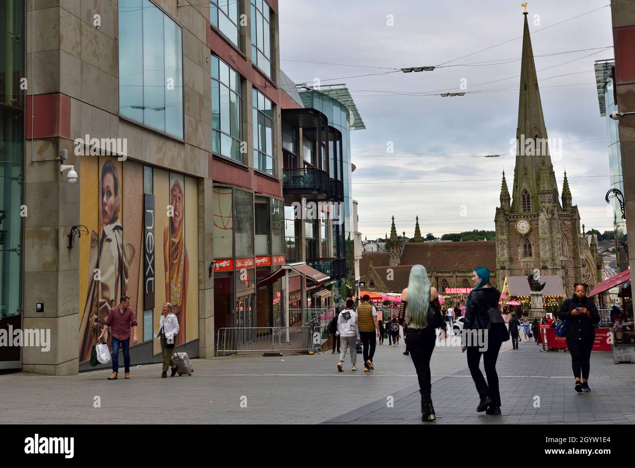 Persone che camminano verso St Martins Square e bancarelle del mercato dal Bullring Shopping Centre, Birmingham, Regno Unito Foto Stock