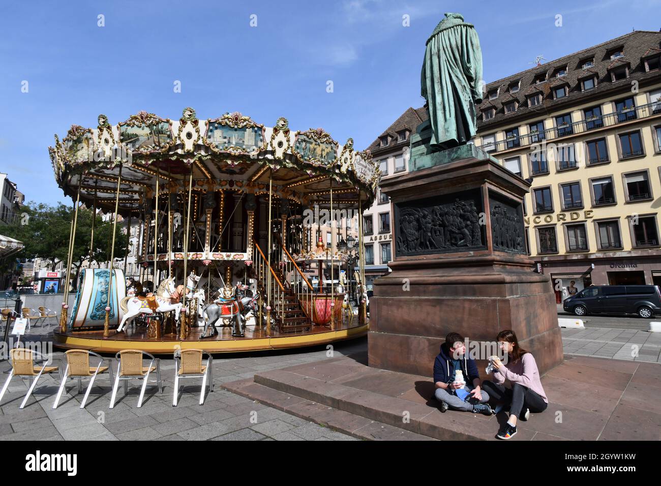 Il vecchio carosello del 1900 Johannes Gutenberg piazza a Strasburgo, Francia Foto Stock