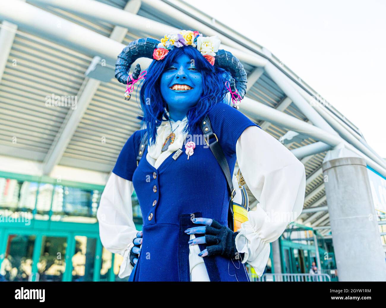 Partecipante cospayer raffigurante bisessuale genderfluid Mollinkauk Tealeaf al Comic con di Los Angeles, CA, Stati Uniti Foto Stock