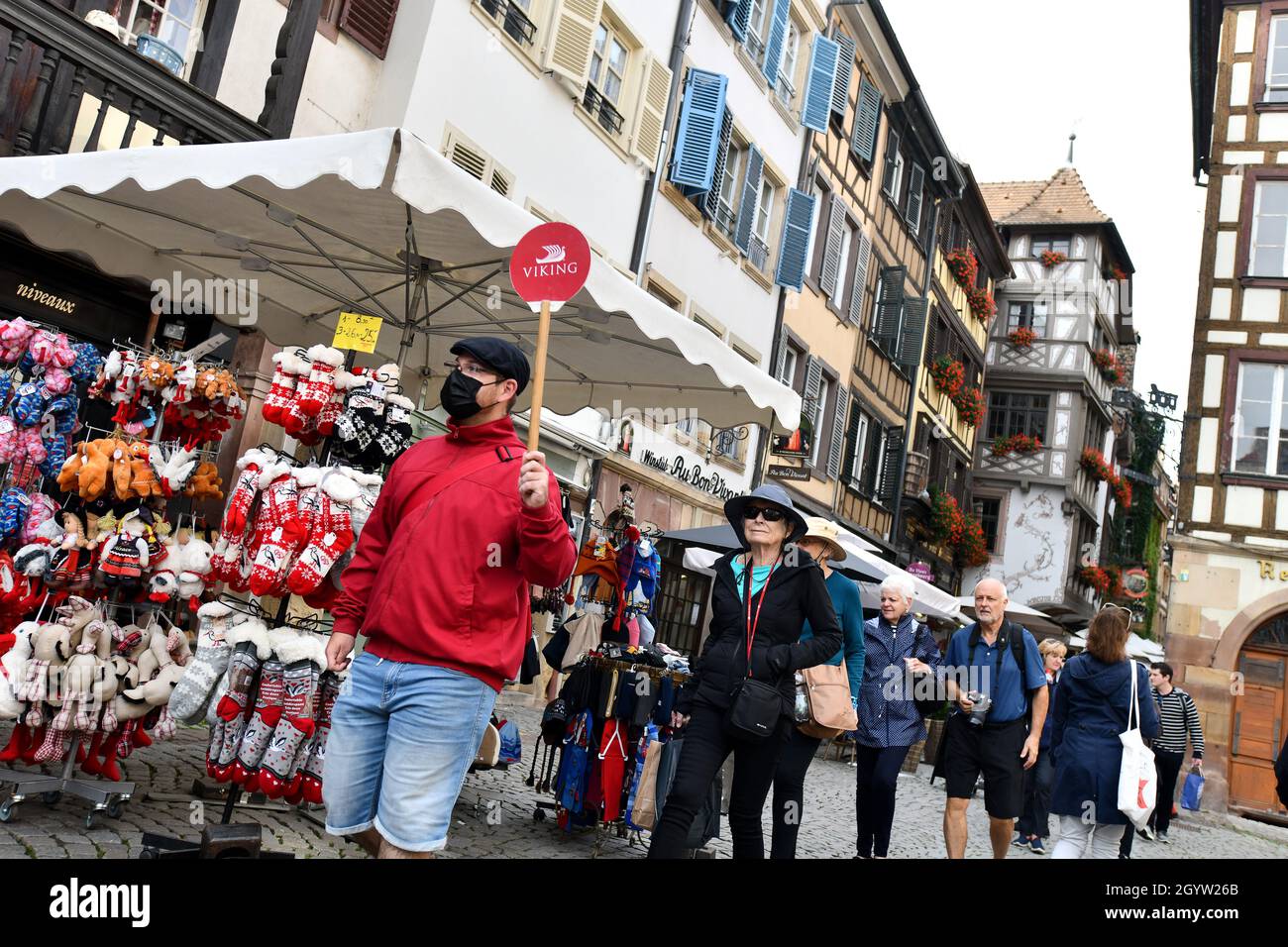 I turisti che seguono Viking guida leader tour a Strasburgo, Francia Foto Stock