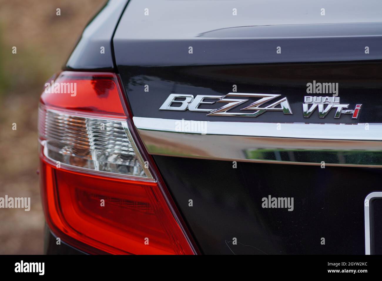 Vista posteriore di un'auto malese Perodua Bezza nera che mostra il fanalino di coda e il logo BEZZA VVTI. La Perodua Bezza è un'auto a risparmio di carburante. Foto Stock