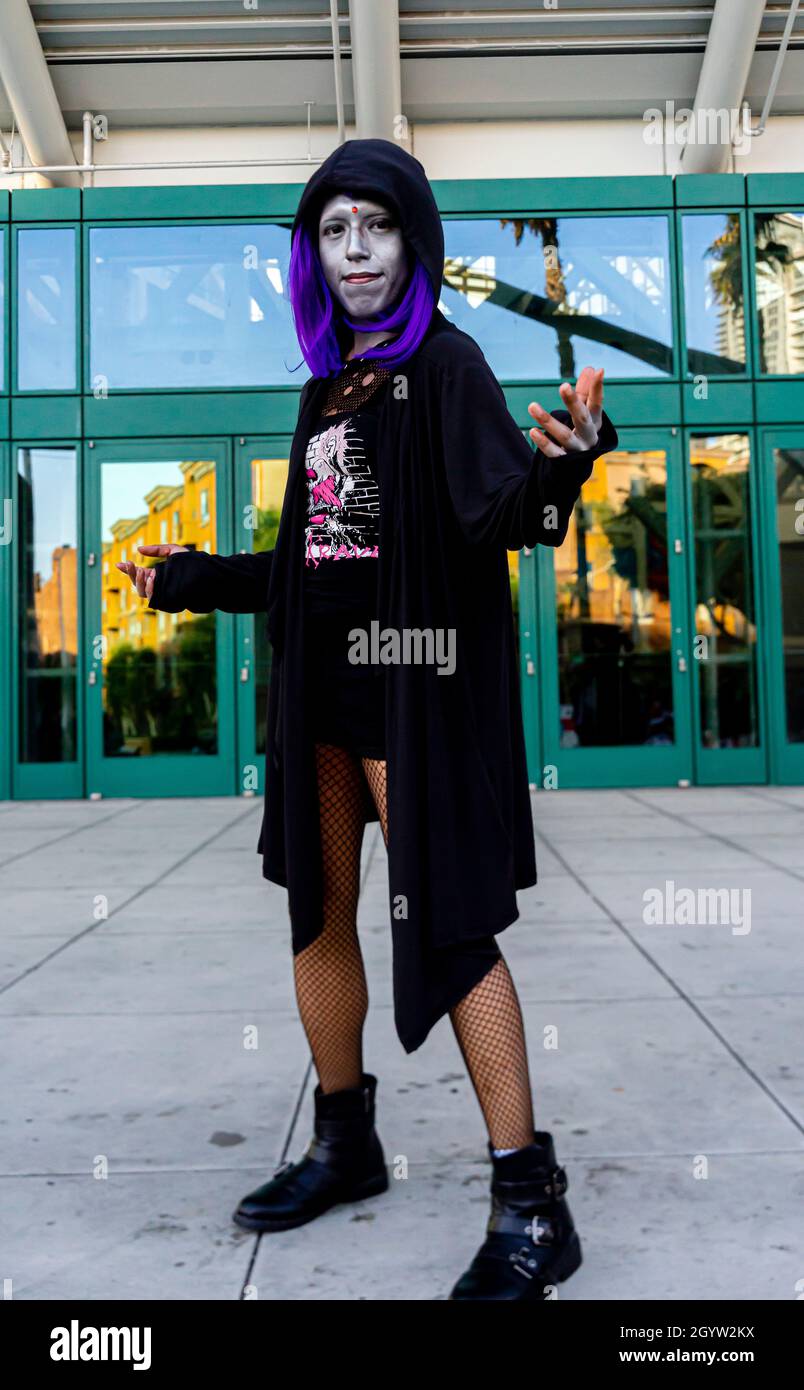 Partecipante coscoplayer raffigurante Ravem da Teen Titans a Comic con a Los Angeles, CA, Stati Uniti Foto Stock