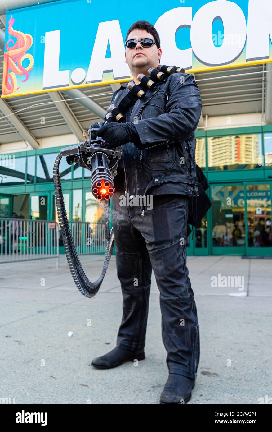 Partecipante cosplayer raffigurante Terminator con Richard Gatling's 1861, cannone rotante a sparo rapido, al Comic con di Los Angeles, CA, United St Foto Stock