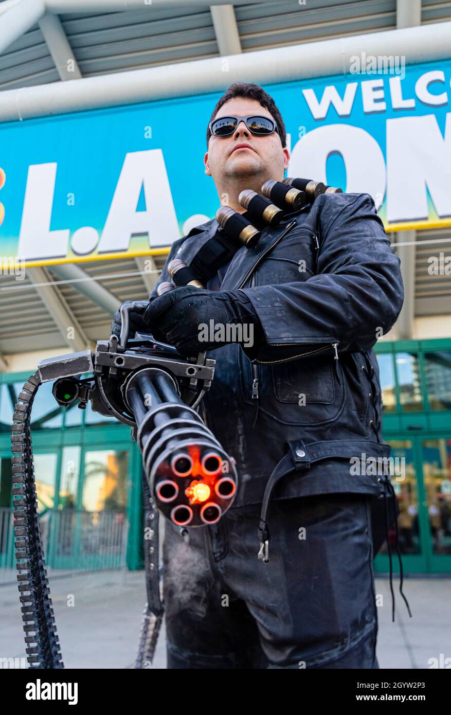 Partecipante cosplayer raffigurante Terminator con Richard Gatling's 1861, cannone rotante a sparo rapido, al Comic con di Los Angeles, CA, United St Foto Stock