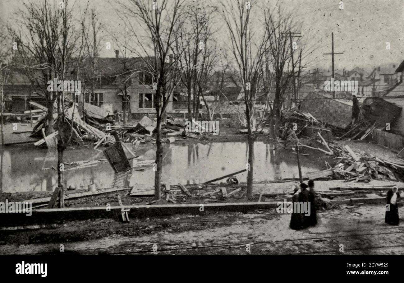 Le rovine delle inondazioni sulla Third Street, vicino al tumulo, guardando a sud - Great Dayton Flood, Ohio, marzo 1913 Foto Stock