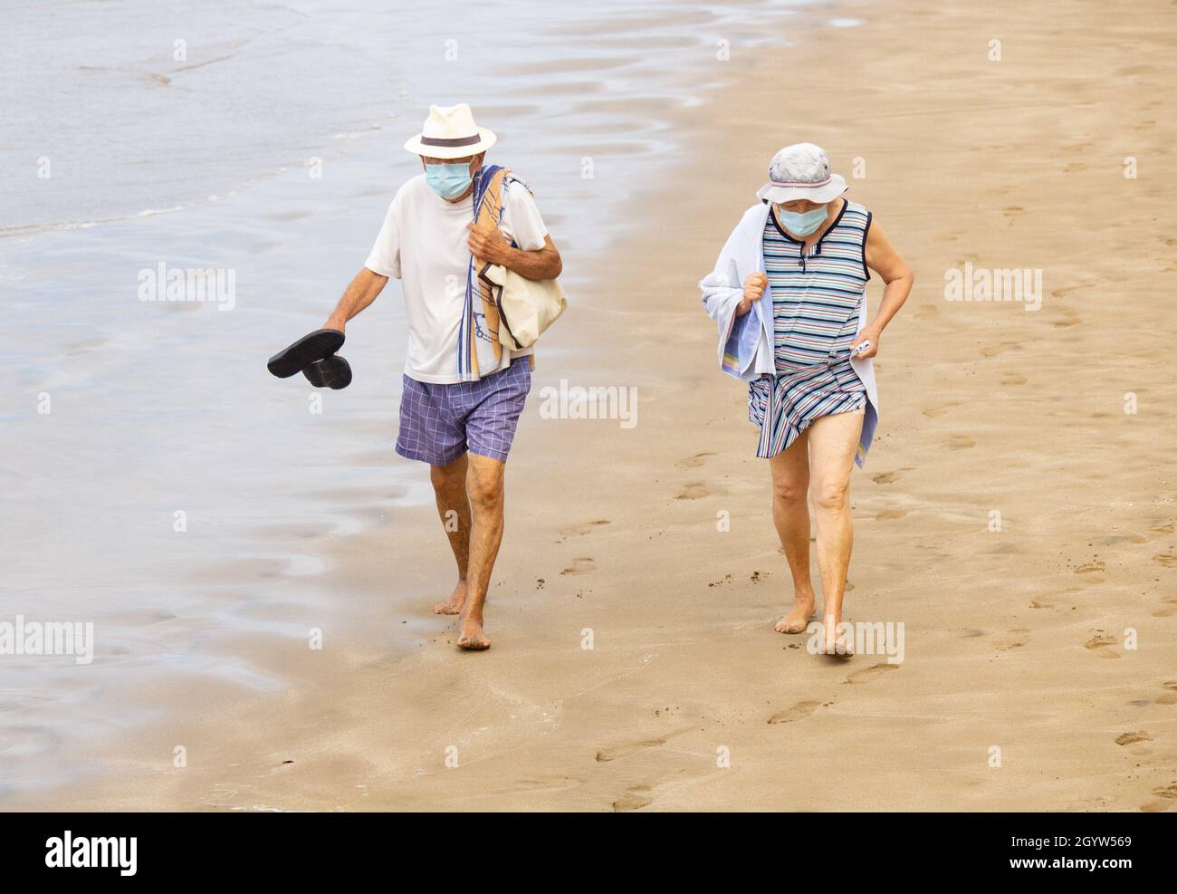 Gran Canaria, Isole Canarie, Spagna. 9 Ottobre 2021. Turisti, molti dal Regno Unito, sulla spiaggia della città di Las Palmas, la capitale di Gran Canaria; una popolare meta turistica a metà termine per molti dal Regno Unito. Il segretario dei trasporti, Grant Shapps, ha dichiarato di voler scartare costosi test PCR per i viaggiatori che tornano in Inghilterra in tempo per il semestre di ottobre. Credit: Alan Dawson/Alamy Live News. Foto Stock