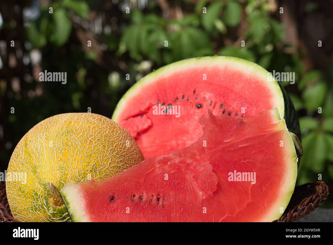 cocomero rosso dolce. ​​watermelon fresche mature a fette, su sfondo di legno Foto Stock