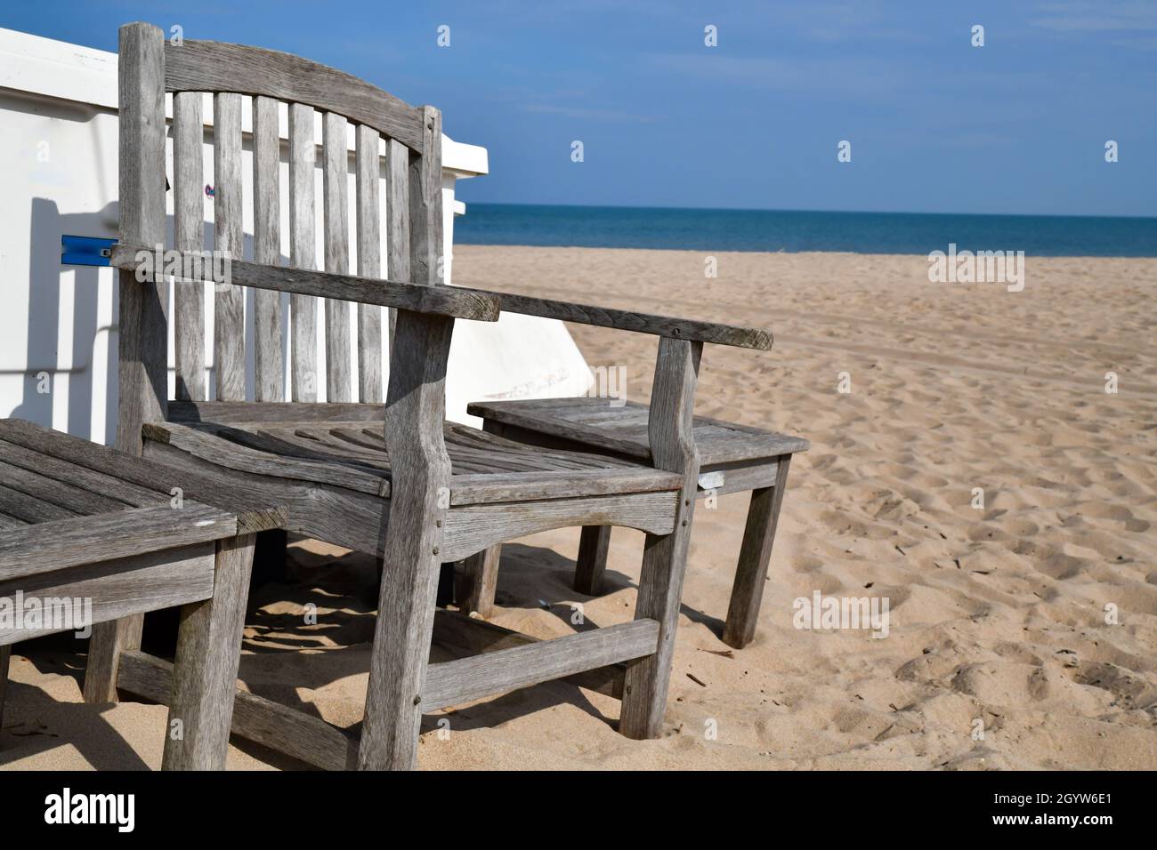 sedia in legno vuota sulla spiaggia di sabbia Foto Stock