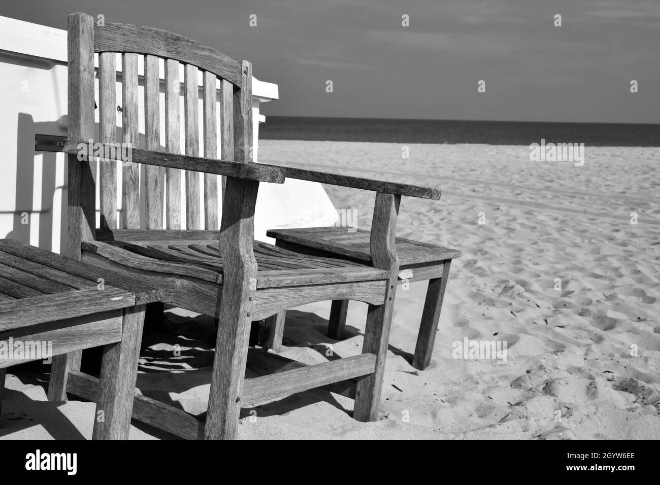 sedia in legno vuota sulla spiaggia di sabbia Foto Stock