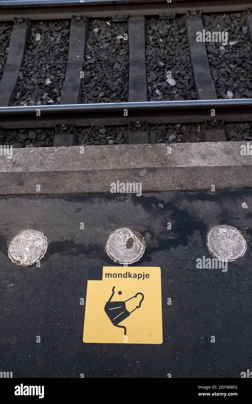 Mascheramento obbligatorio e distanziamento sociale dei trasporti pubblici. Amsterdam, Paesi Bassi. Foto Stock