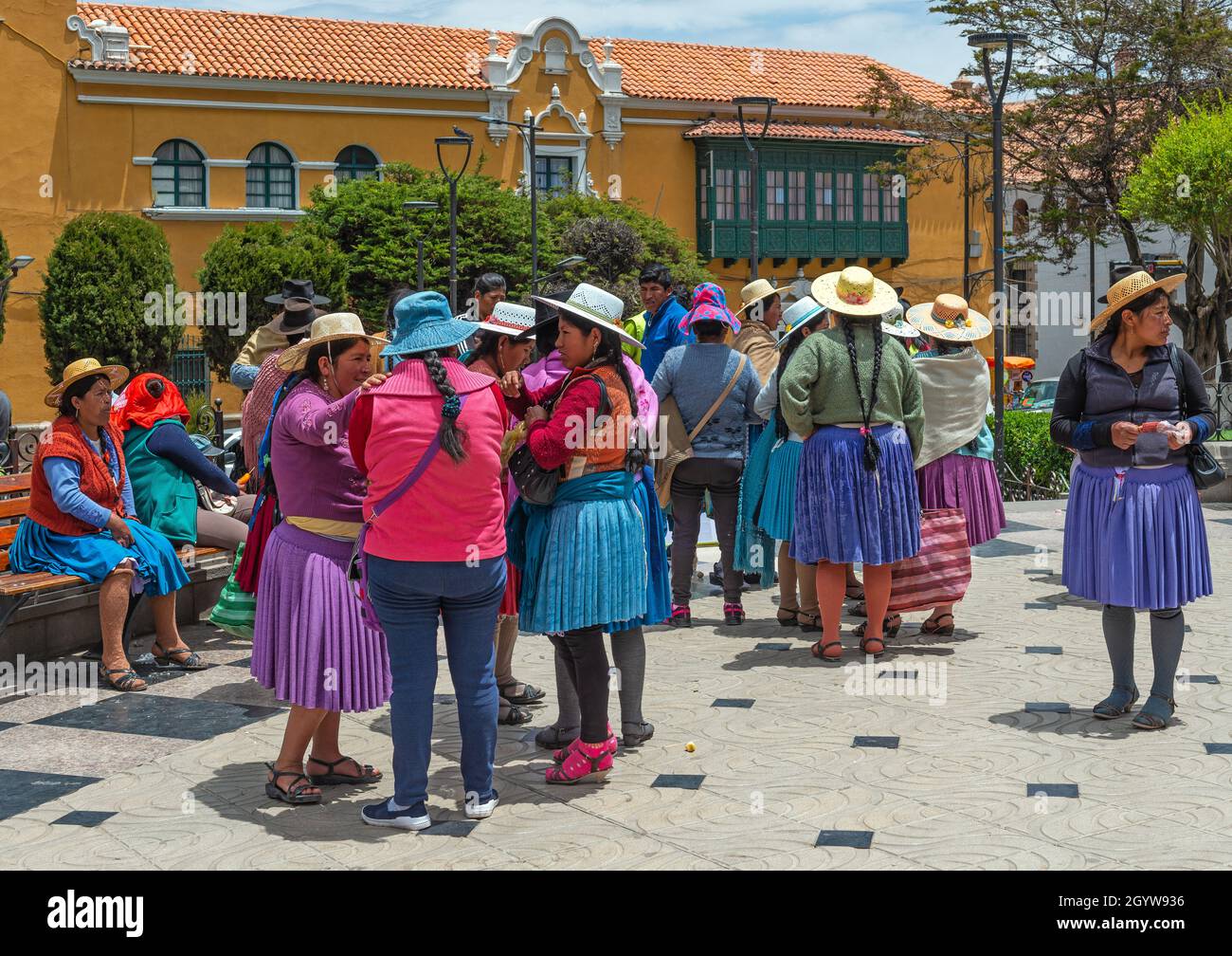 Le donne indigene del popolo quechua boliviano in abbigliamento tradizionale sulla piazza principale della città di Potosi con il municipio, Bolivia. Foto Stock