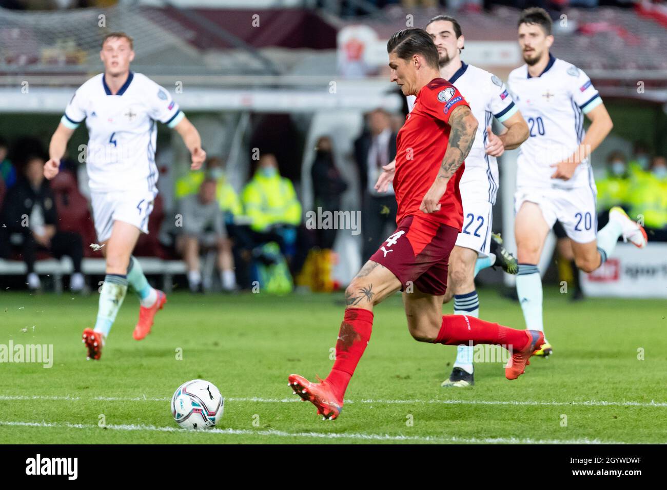 Steven Zuber in Svizzera segna il primo obiettivo della partita durante la partita di qualificazione della Coppa del mondo FIFA allo Stade de Geneve, Svizzera. Data foto: Sabato 9 ottobre 2021. Foto Stock