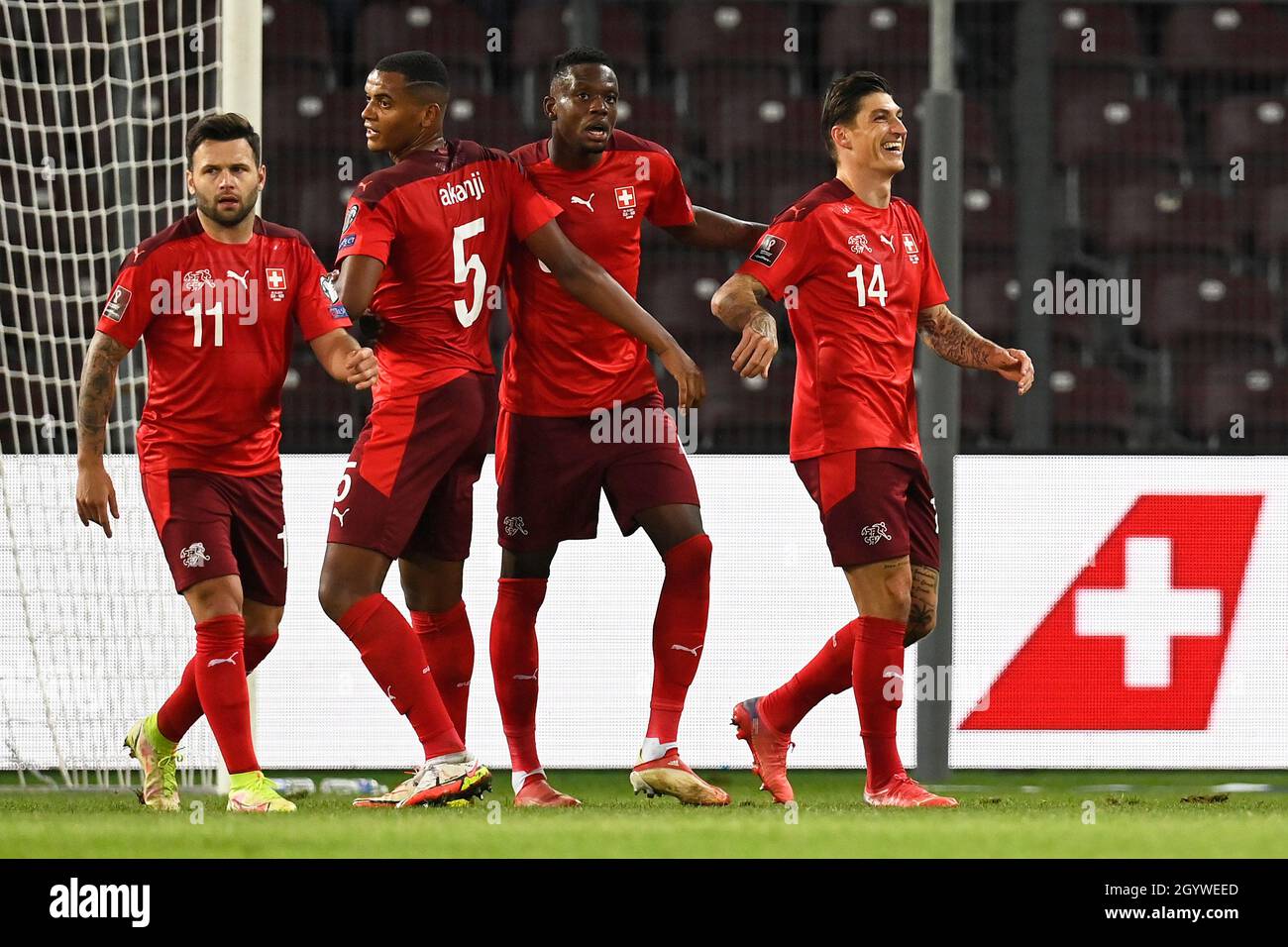 Steven Zuber in Svizzera festeggia il primo obiettivo della partita con i compagni di squadra durante la partita di qualificazione della Coppa del mondo FIFA allo Stade de Geneve, Svizzera. Data foto: Sabato 9 ottobre 2021. Foto Stock