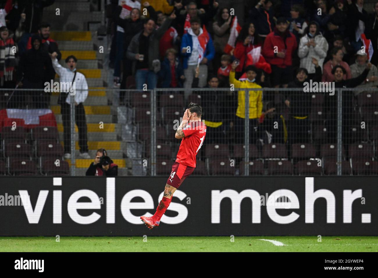 Steven Zuber in Svizzera festeggia il primo obiettivo della partita durante la partita di qualificazione della Coppa del mondo FIFA allo Stade de Geneve, Svizzera. Data foto: Sabato 9 ottobre 2021. Foto Stock