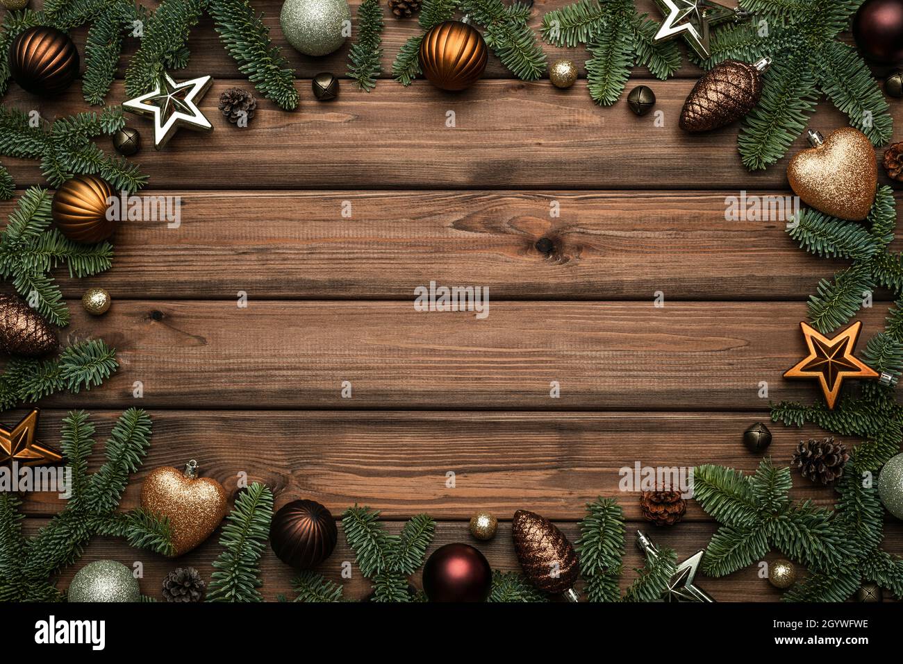 Sfondo vintage di Natale con cornice vacanza fatta di rami decorati di abete. Disposizione piatta, vista dall'alto e spazio di copia per il testo Foto Stock