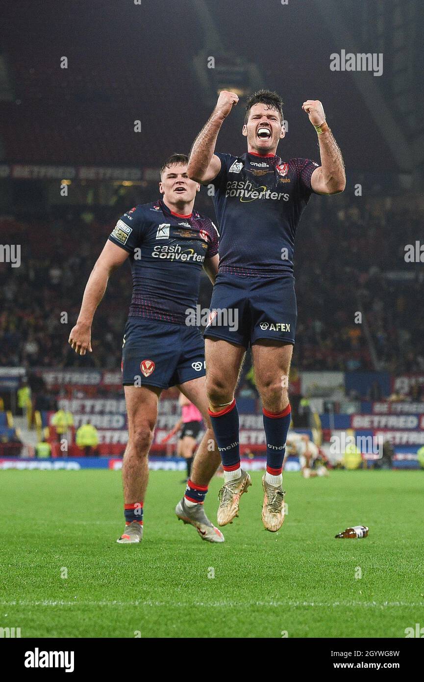 Manchester, Inghilterra - 9 ottobre 2021 - Lachlan Coote of St Helens celebra la vittoria della Grand Final sulla sua ultima partita per St. Helens, durante la Rugby League, Betfred Super League, Grand Final, Catalan Dragons vs St. Helens a Old Trafford, Manchester, UK Dean Williams Foto Stock