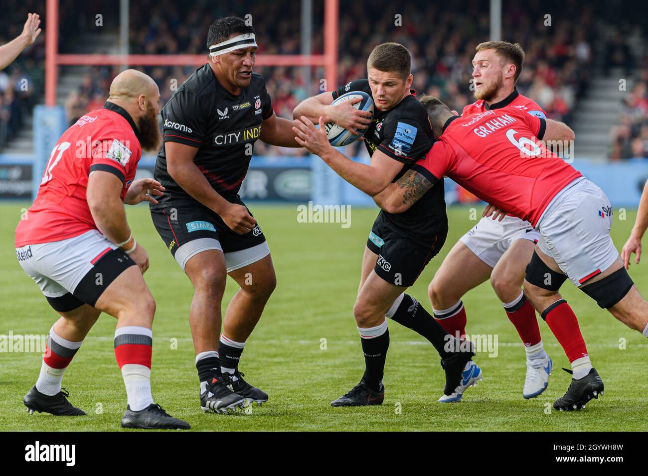 LONDRA, REGNO UNITO. 09th, Oct 2021. Owen Farrell di Saracens (Capt.) (Centro) è affrontato da Gary Graham di Newcastle Falcons (3 ° a destra) durante Gallagher Premiership Rugby Round 4 Match tra Saracens vs Newcastle Falcons allo StoneX Stadium il sabato 09 ottobre 2021. LONDRA INGHILTERRA. Credit: Taka G Wu/Alamy Live News Foto Stock