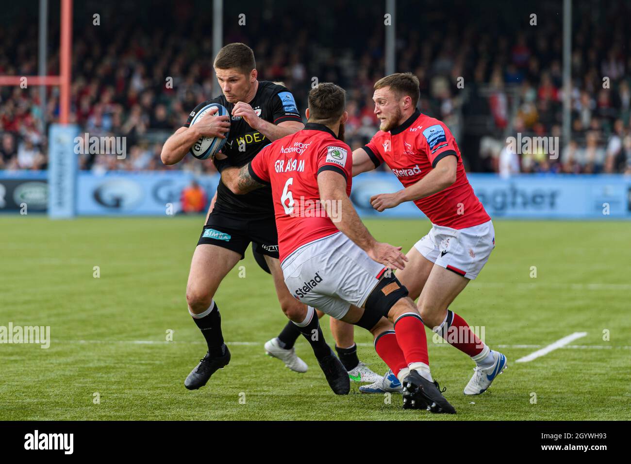 LONDRA, REGNO UNITO. 09th, Oct 2021. Owen Farrell di Saracens (Capt.) (A sinistra) è affrontato da Gary Graham di Newcastle Falcons (centro) durante Gallagher Premiership Rugby Round 4 Match tra Saracens vs Newcastle Falcons allo StoneX Stadium il sabato 09 ottobre 2021. LONDRA INGHILTERRA. Credit: Taka G Wu/Alamy Live News Foto Stock