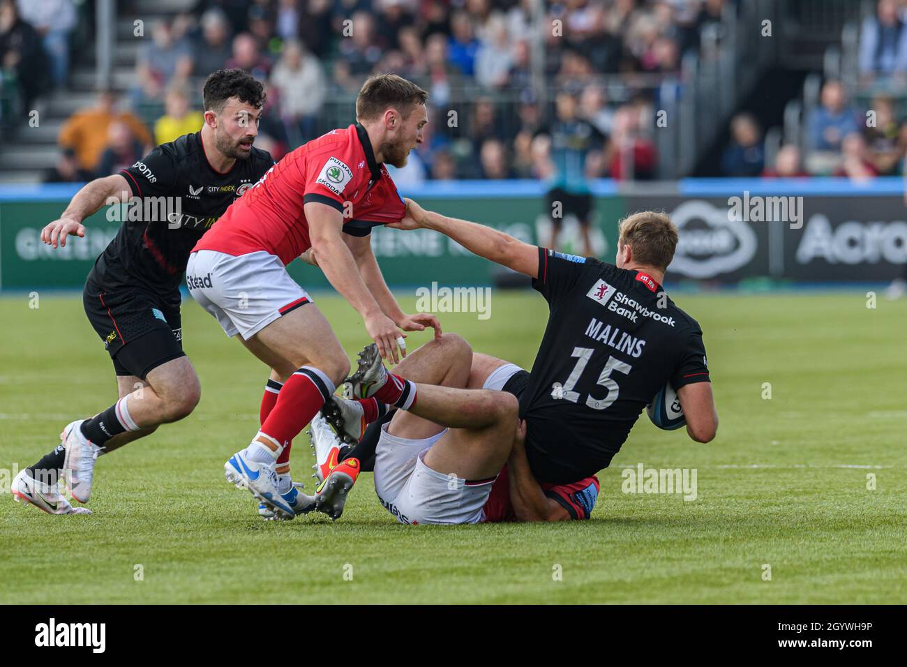 LONDRA, REGNO UNITO. 09th, Oct 2021. Max Malins di Saracens (a destra) è affrontato durante la Gallagher Premiership Rugby Round 4 Match tra Saracens vs Newcastle Falcons allo StoneX Stadium il sabato 09 ottobre 2021. LONDRA INGHILTERRA. Credit: Taka G Wu/Alamy Live News Foto Stock