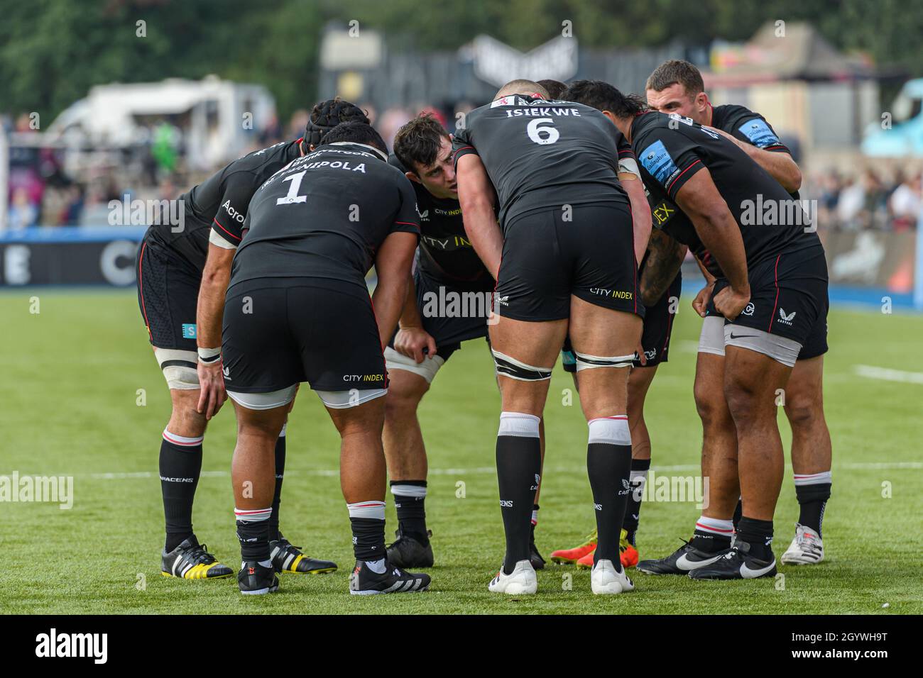 LONDRA, REGNO UNITO. 09th, Oct 2021. Callum Hunter-Hill of Saracens discutere tattiche con i compagni di squadra durante Gallagher Premiership Rugby Round 4 Match tra Saracens vs Newcastle Falcons allo StoneX Stadium sabato 09 ottobre 2021. LONDRA INGHILTERRA. Credit: Taka G Wu/Alamy Live News Foto Stock