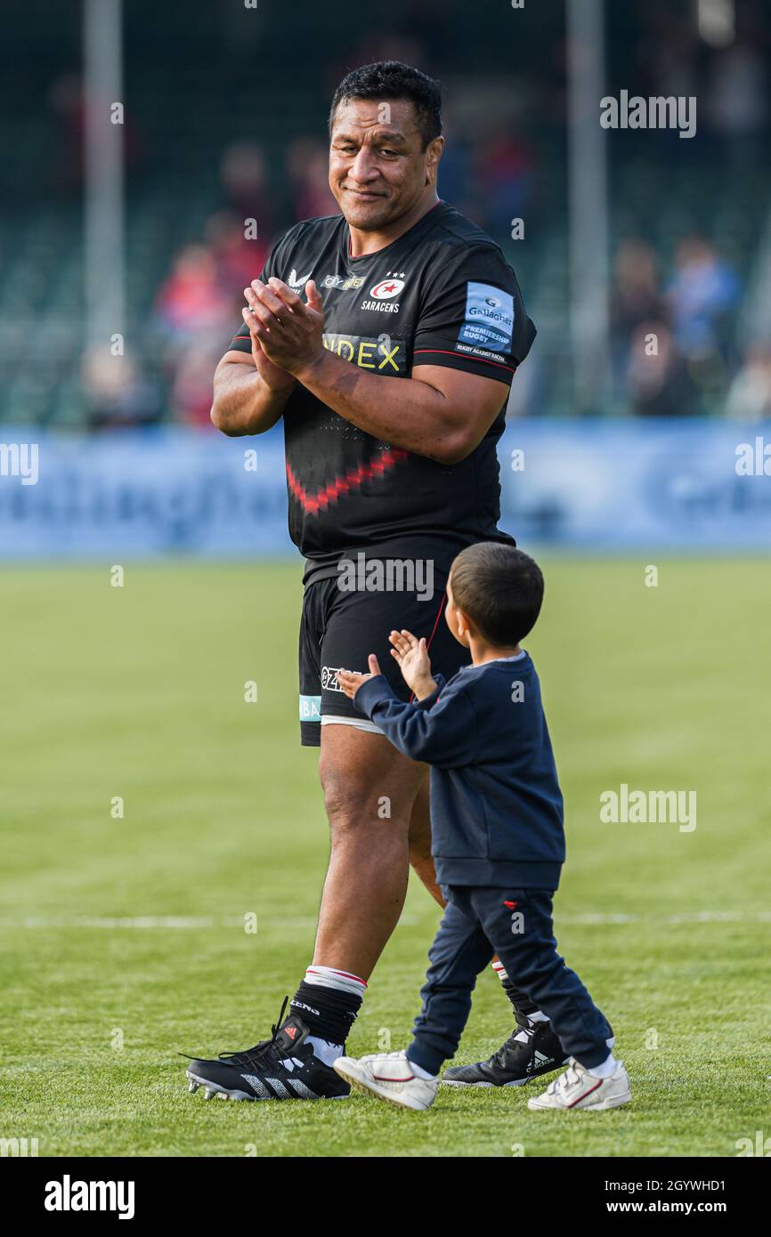 LONDRA, REGNO UNITO. 09th, Oct 2021. Mako Vunipola di Saracens con suo figlio saluta i fan dopo la partita durante Gallagher Premiership Rugby Round 4 Match tra Saracens vs Newcastle Falcons allo StoneX Stadium sabato 09 ottobre 2021. LONDRA INGHILTERRA. Credit: Taka G Wu/Alamy Live News Foto Stock