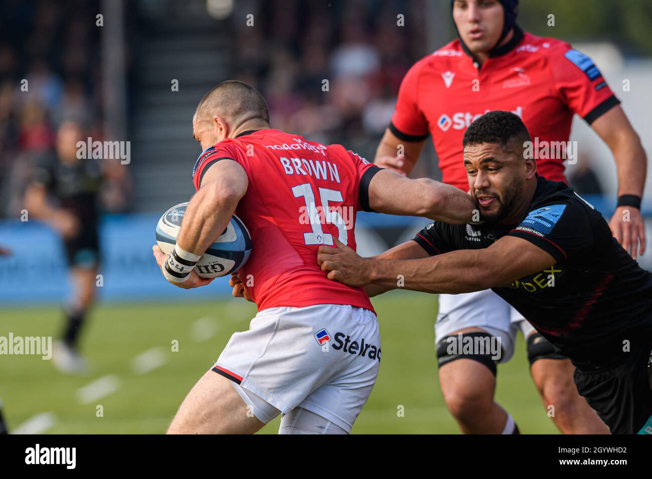 LONDRA, REGNO UNITO. 09th, Oct 2021. Mike Brown di Newcastle Falcons (a sinistra) viene affrontato durante la Gallagher Premiership Rugby Round 4 Match tra Saracens vs Newcastle Falcons allo StoneX Stadium il sabato 09 ottobre 2021. LONDRA INGHILTERRA. Credit: Taka G Wu/Alamy Live News Foto Stock