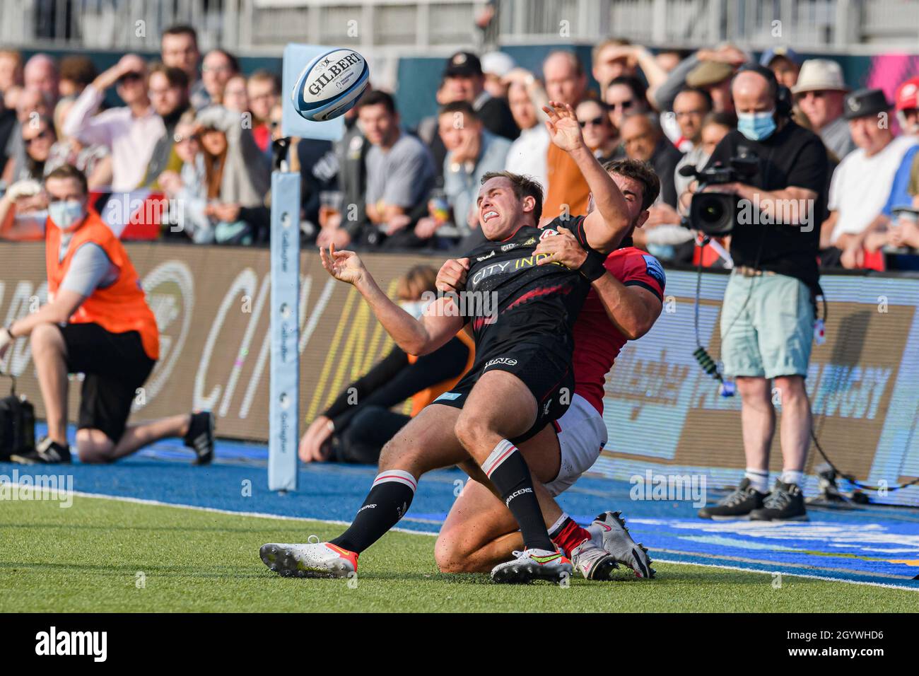LONDRA, REGNO UNITO. 09th, Oct 2021. Max Malins di Saracens (centro) è affrontato durante la Gallagher Premiership Rugby Round 4 Match tra Saracens vs Newcastle Falcons allo StoneX Stadium il sabato 09 ottobre 2021. LONDRA INGHILTERRA. Credit: Taka G Wu/Alamy Live News Foto Stock