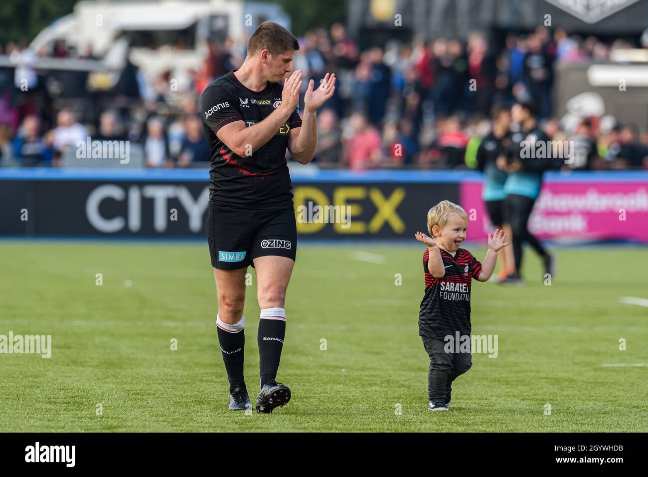 LONDRA, REGNO UNITO. 09th, Oct 2021. Owen Farrell di Saracens (Capt.) (Centro) con suo figlio saluta i fan dopo la partita durante la Gallagher Premiership Rugby Round 4 Match tra Saracens vs Newcastle Falcons allo StoneX Stadium il sabato 09 ottobre 2021. LONDRA INGHILTERRA. Credit: Taka G Wu/Alamy Live News Foto Stock