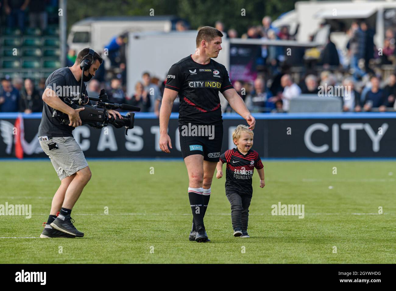 LONDRA, REGNO UNITO. 09th, Oct 2021. Owen Farrell di Saracens (Capt.) (Centro) con suo figlio saluta i fan dopo la partita durante la Gallagher Premiership Rugby Round 4 Match tra Saracens vs Newcastle Falcons allo StoneX Stadium il sabato 09 ottobre 2021. LONDRA INGHILTERRA. Credit: Taka G Wu/Alamy Live News Foto Stock