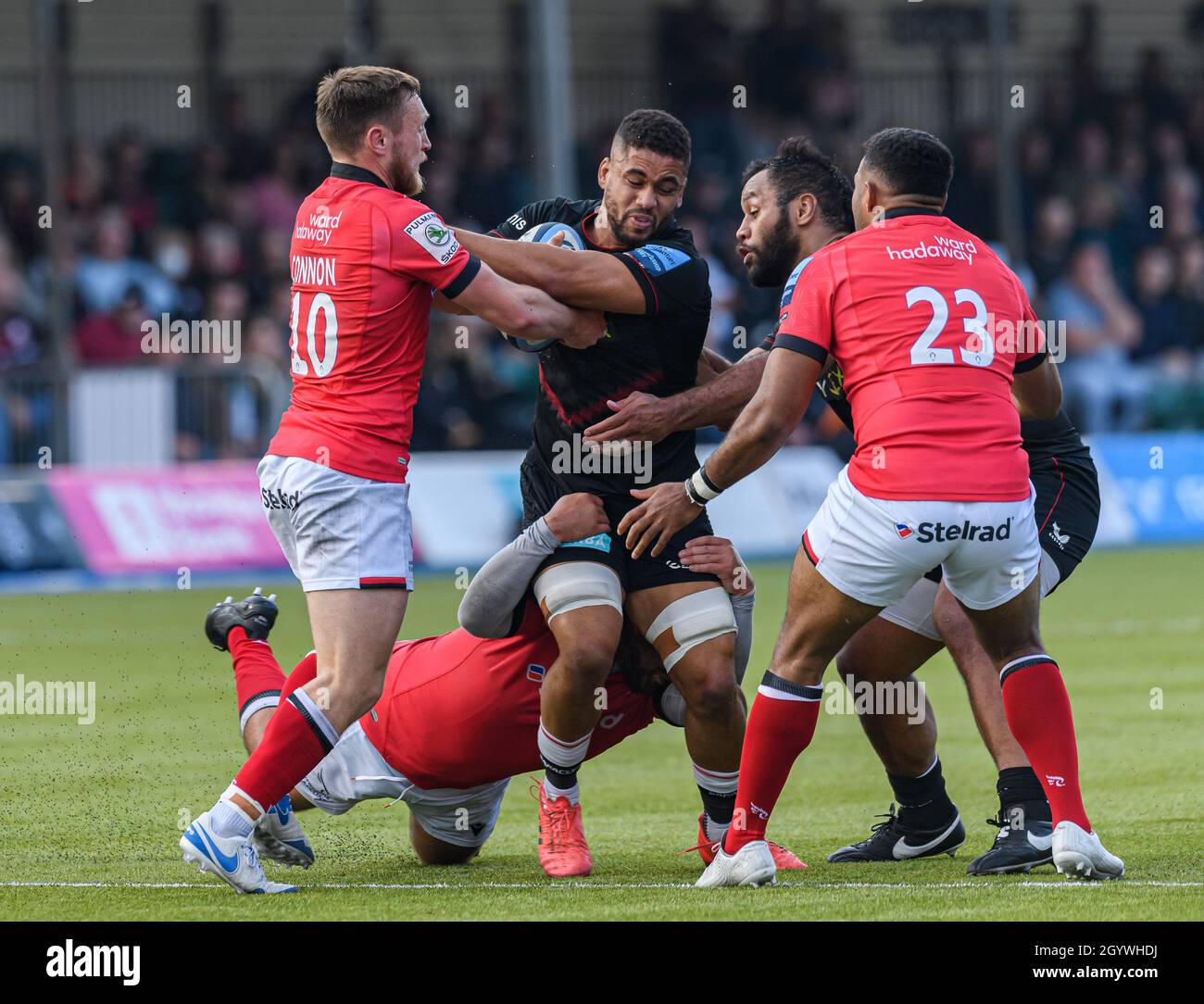 LONDRA, REGNO UNITO. 09th, Oct 2021. Andy Christie of Saracens (centro) è affrontato durante la Gallagher Premiership Rugby Round 4 Match tra Saracens vs Newcastle Falcons allo StoneX Stadium il sabato 09 ottobre 2021. LONDRA INGHILTERRA. Credit: Taka G Wu/Alamy Live News Foto Stock