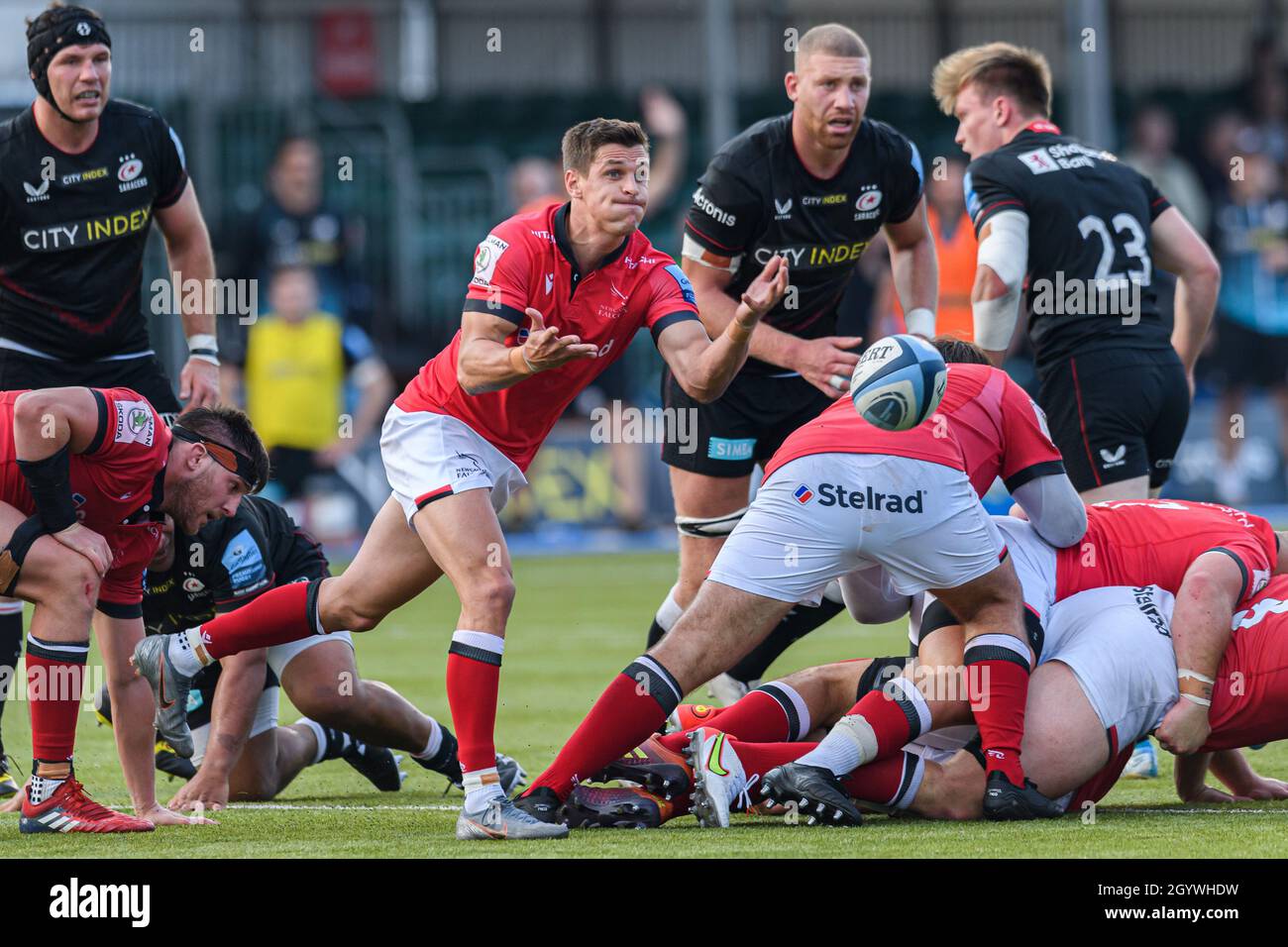 LONDRA, REGNO UNITO. 09th, Oct 2021. Louis Schreuder di Newcastle Falcons (centro) in azione durante la Gallagher Premiership Rugby Round 4 Match tra Saracens vs Newcastle Falcons allo StoneX Stadium il sabato 09 ottobre 2021. LONDRA INGHILTERRA. Credit: Taka G Wu/Alamy Live News Foto Stock