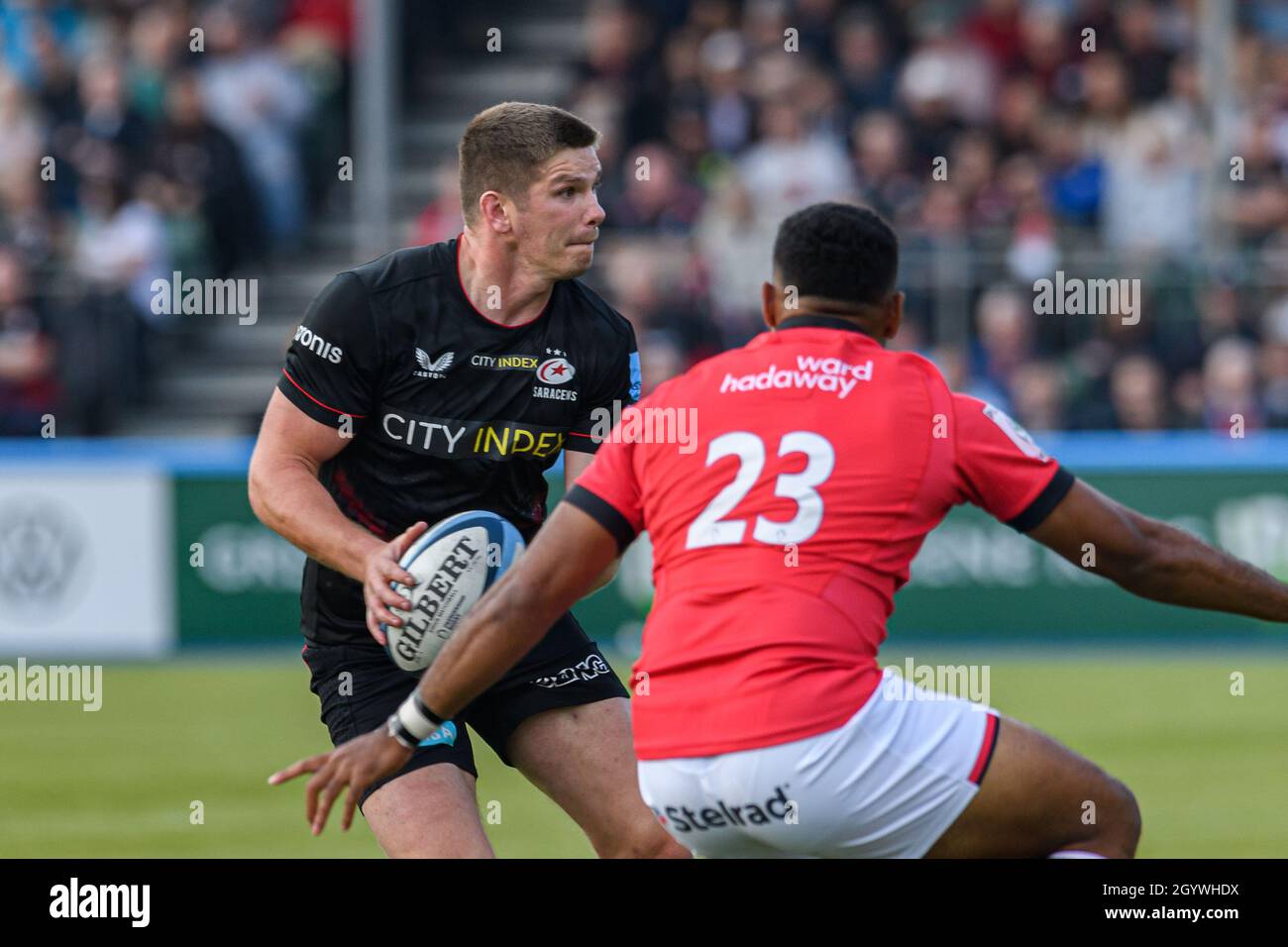 LONDRA, REGNO UNITO. 09th, Oct 2021. Owen Farrell di Saracens (Capt.) (A sinistra) è affrontato durante Gallagher Premiership Rugby Round 4 Match tra Saracens vs Newcastle Falcons allo StoneX Stadium il sabato 09 ottobre 2021. LONDRA INGHILTERRA. Credit: Taka G Wu/Alamy Live News Foto Stock