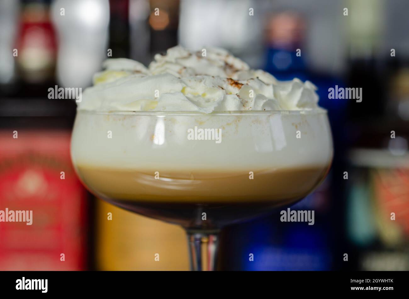 Cocktail di caffè alcolico con nota di noce e panna montata, cremoso e dolce bevanda Foto Stock