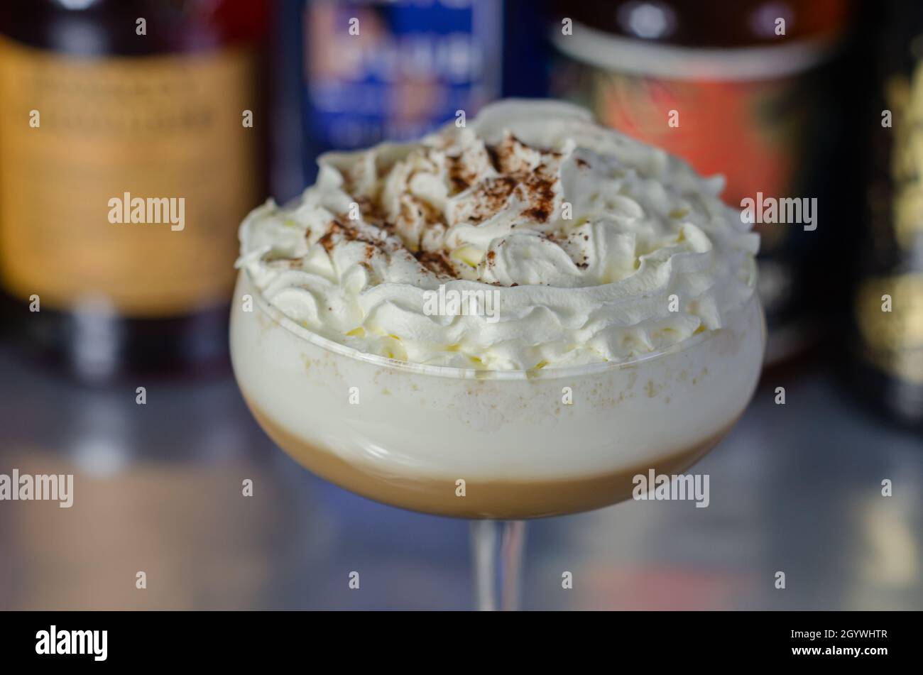 Cocktail di caffè alcolico con nota di noce e panna montata, cremoso e dolce bevanda Foto Stock