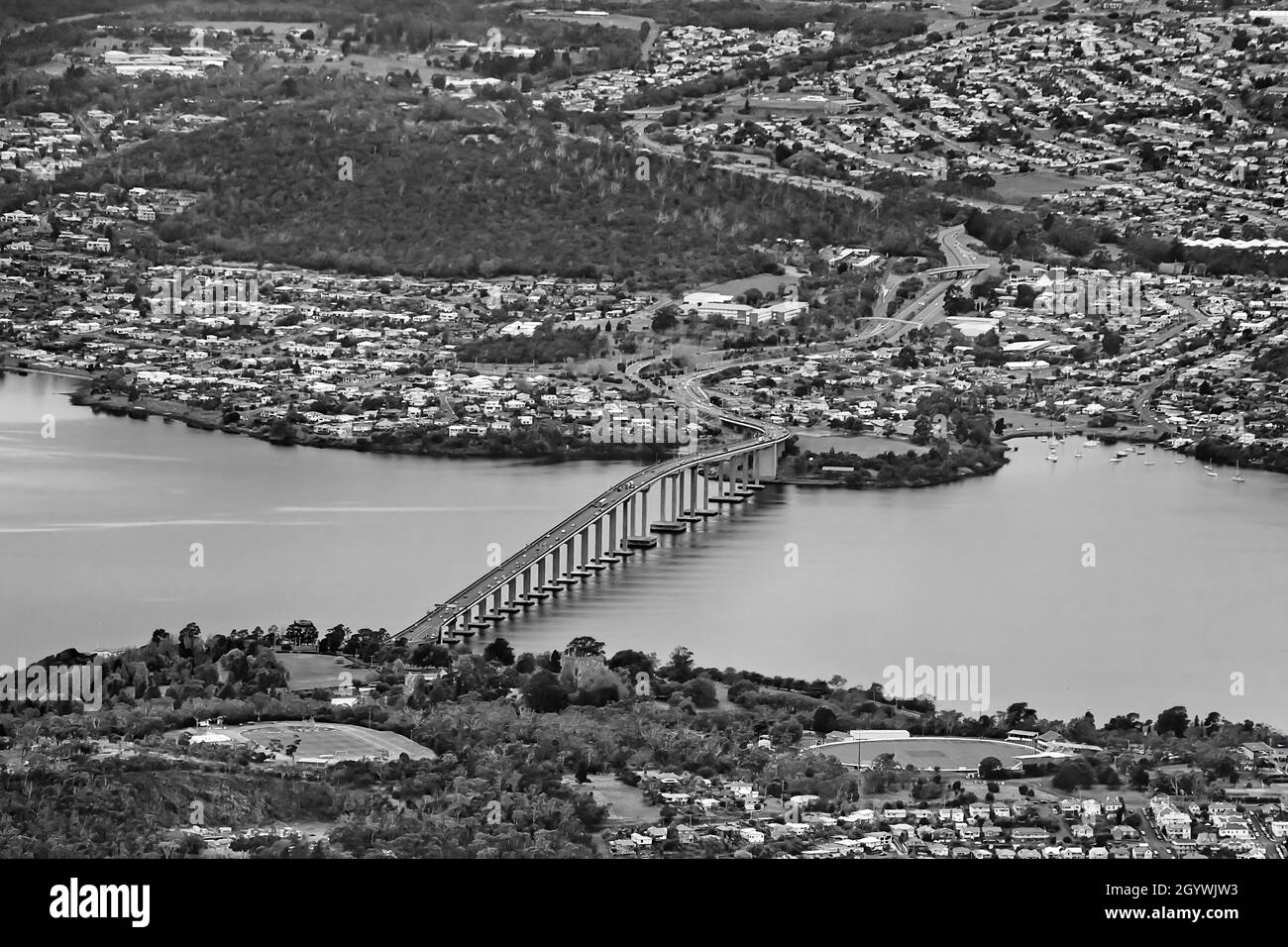 Conversione in bianco e nero della vista aerea della città di Hobart e dei sobborghi lungo il fiume Derwent e il ponte Tasman. Foto Stock