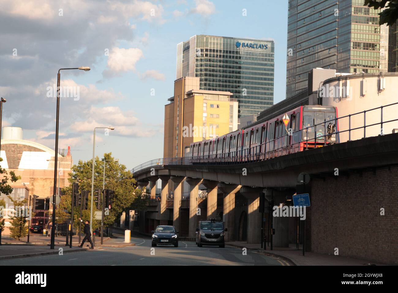 West India Dock Road, Docklands Railway Trein, Londra Foto Stock