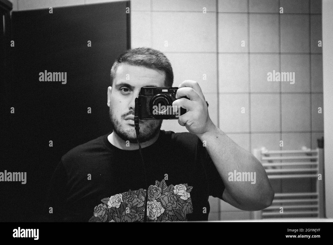 L'uomo caucasico bearded che prende un selfie dello specchio con la sua macchina fotografica Foto Stock