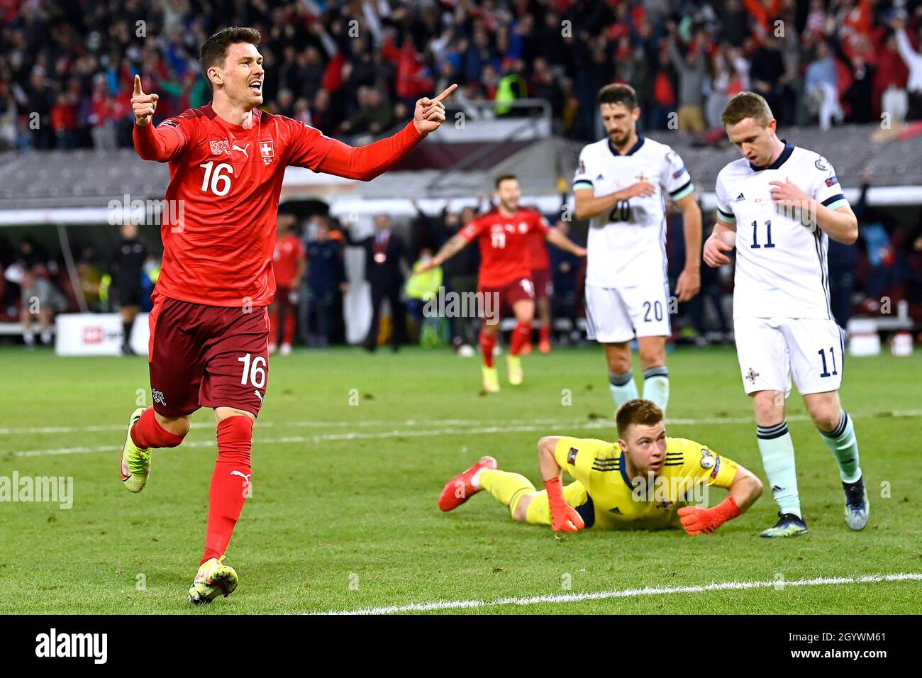 La Svizzera Christian Fassnacht (a sinistra) festeggia il secondo obiettivo del gioco durante la partita di qualificazione della Coppa del mondo FIFA allo Stade de Geneve, Svizzera. Data foto: Sabato 9 ottobre 2021. Foto Stock