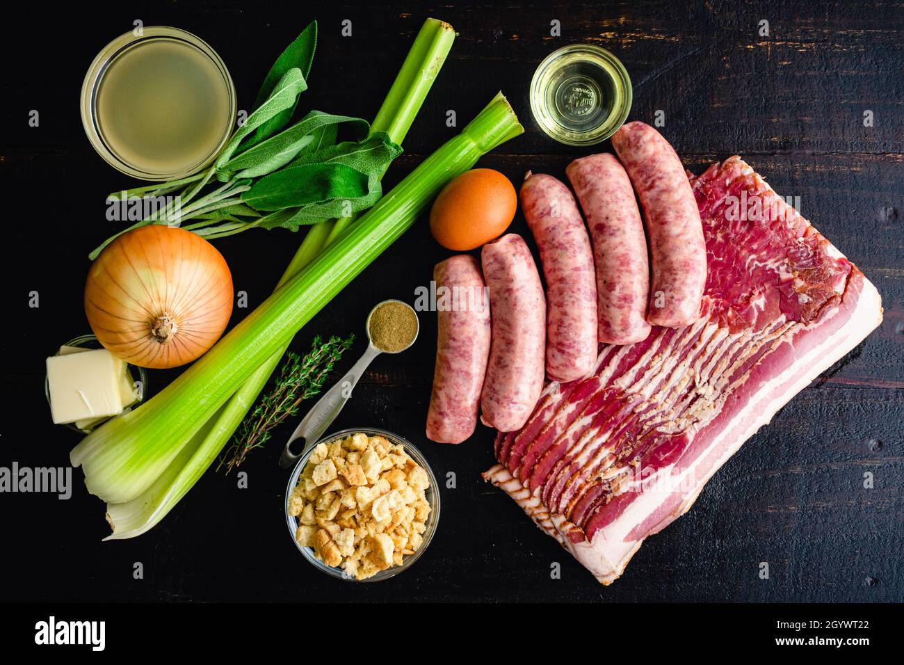 Ingredienti ripieni di salsiccia avvolta con pancetta: Pancetta, salsiccia, pangrattato e altri ingredienti di condimento Foto Stock