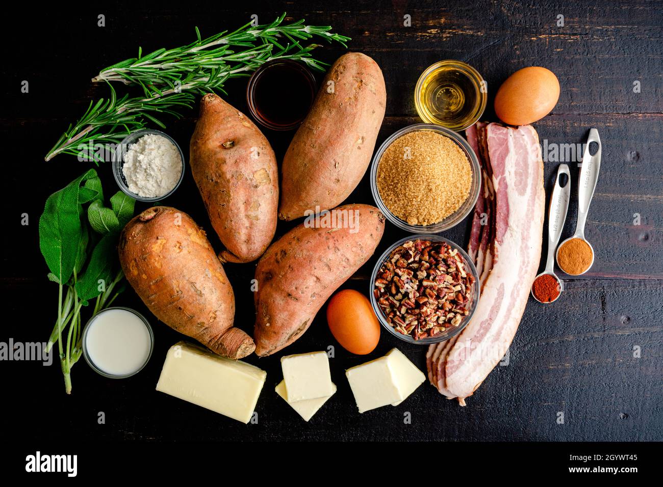 Patate dolci Bourbon Casserole ingredienti: Patate dolci crude, noci pecan, pancetta e altri ingredienti casseruola Foto Stock