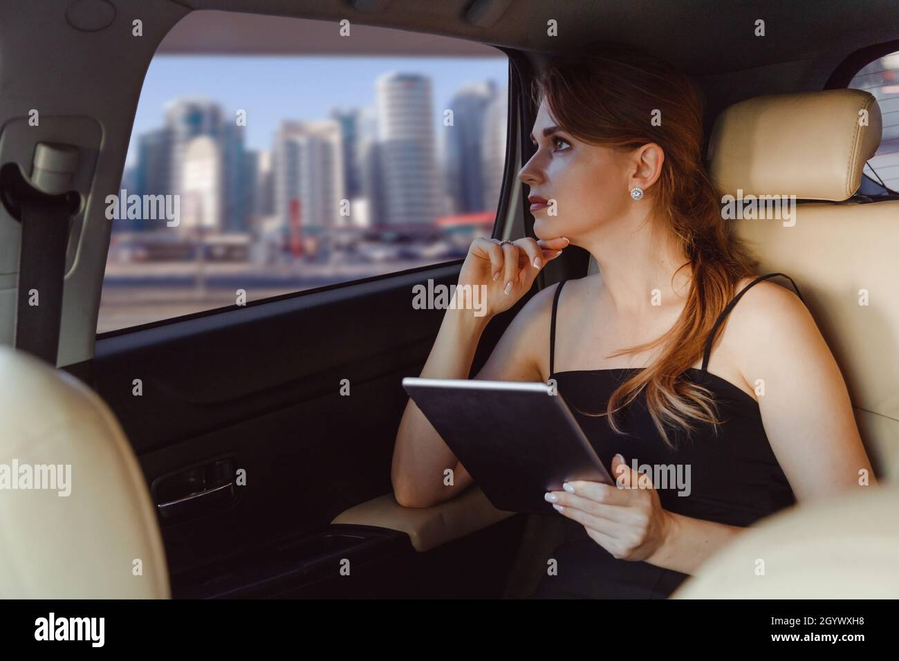 supporto tablet che vincola il tablet al volante dell'auto