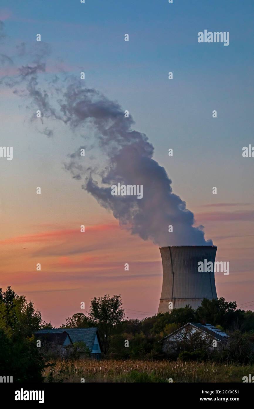 Oak Harbor, Ohio - la torre di raffreddamento della centrale nucleare di Davis-Besse, 26 miglia ad est di Toledo. Foto Stock