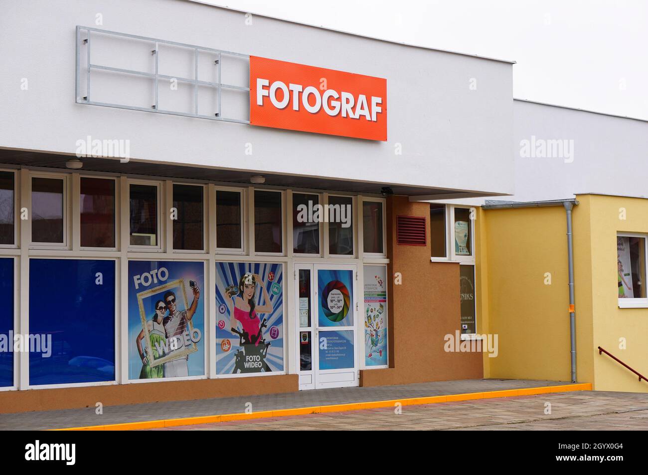 POZNAN, POLONIA - 25 gennaio 2015: La porta d'ingresso allo studio fotografico Fotografie di Poznan durante il giorno Foto Stock