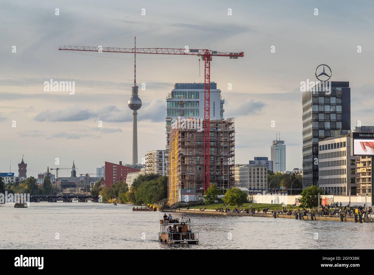 Vista della città/skyline di Berlino dal ponte Oberbaum che si affaccia sul fiume Sprea a Berlino, Germania Foto Stock