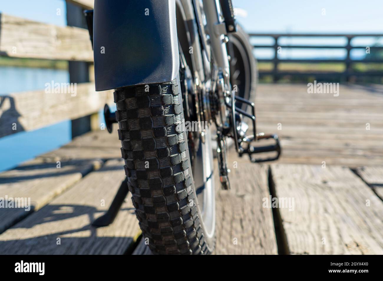 EBike Fat Tire sulla passeggiata in legno Foto Stock