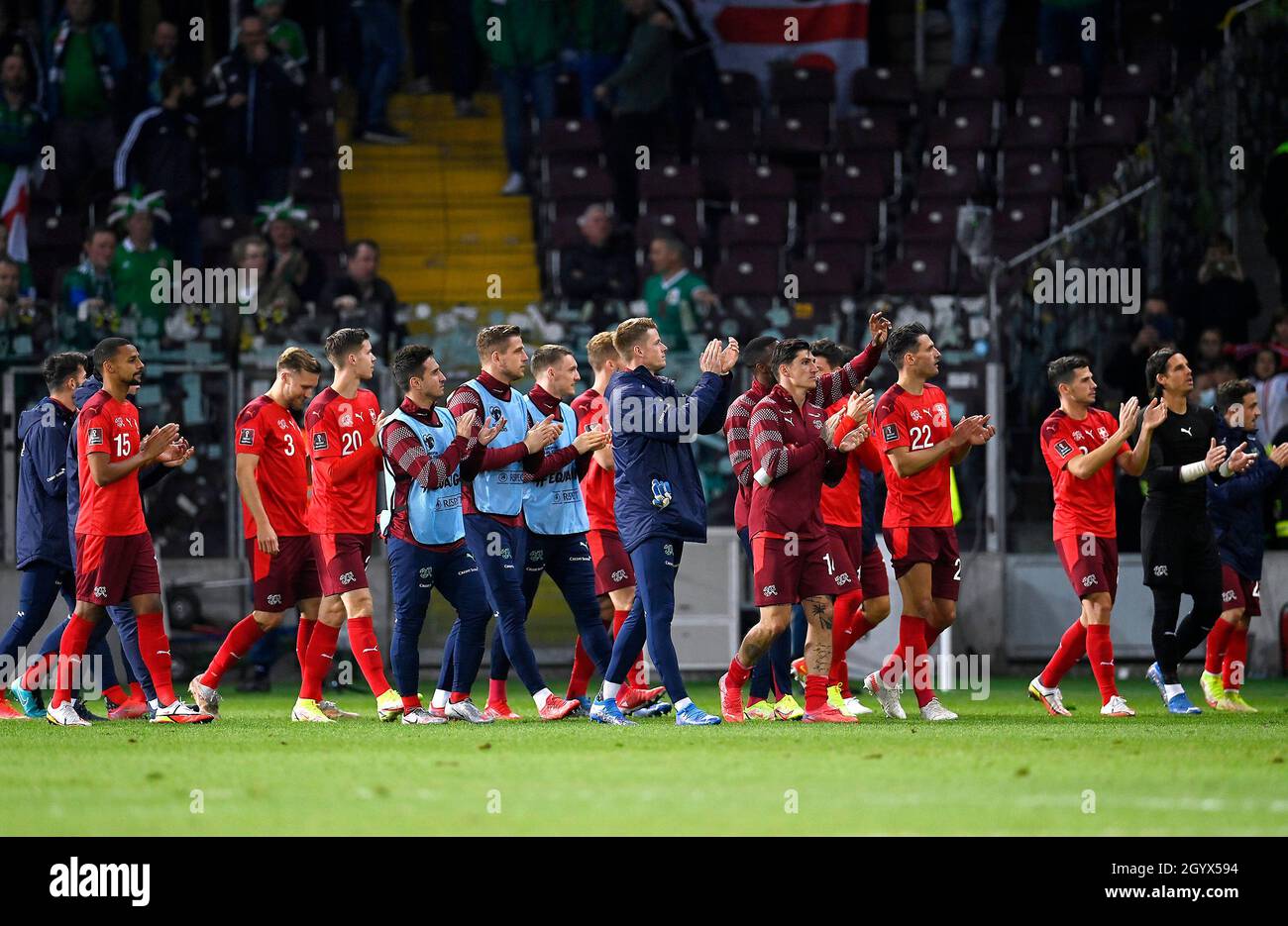 I giocatori e i membri dello staff svizzero applaudono i tifosi al termine della partita di qualificazione della Coppa del mondo FIFA allo Stade de Geneve, Svizzera. Data foto: Sabato 9 ottobre 2021. Foto Stock