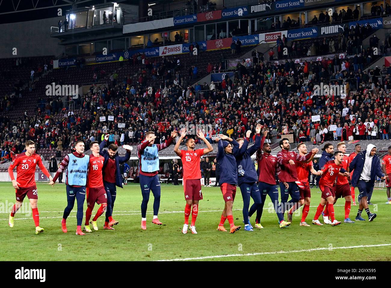 I giocatori e i membri del personale della Svizzera festeggiano al termine della partita di qualificazione della Coppa del mondo FIFA presso lo Stade de Geneve, Svizzera. Data foto: Sabato 9 ottobre 2021. Foto Stock