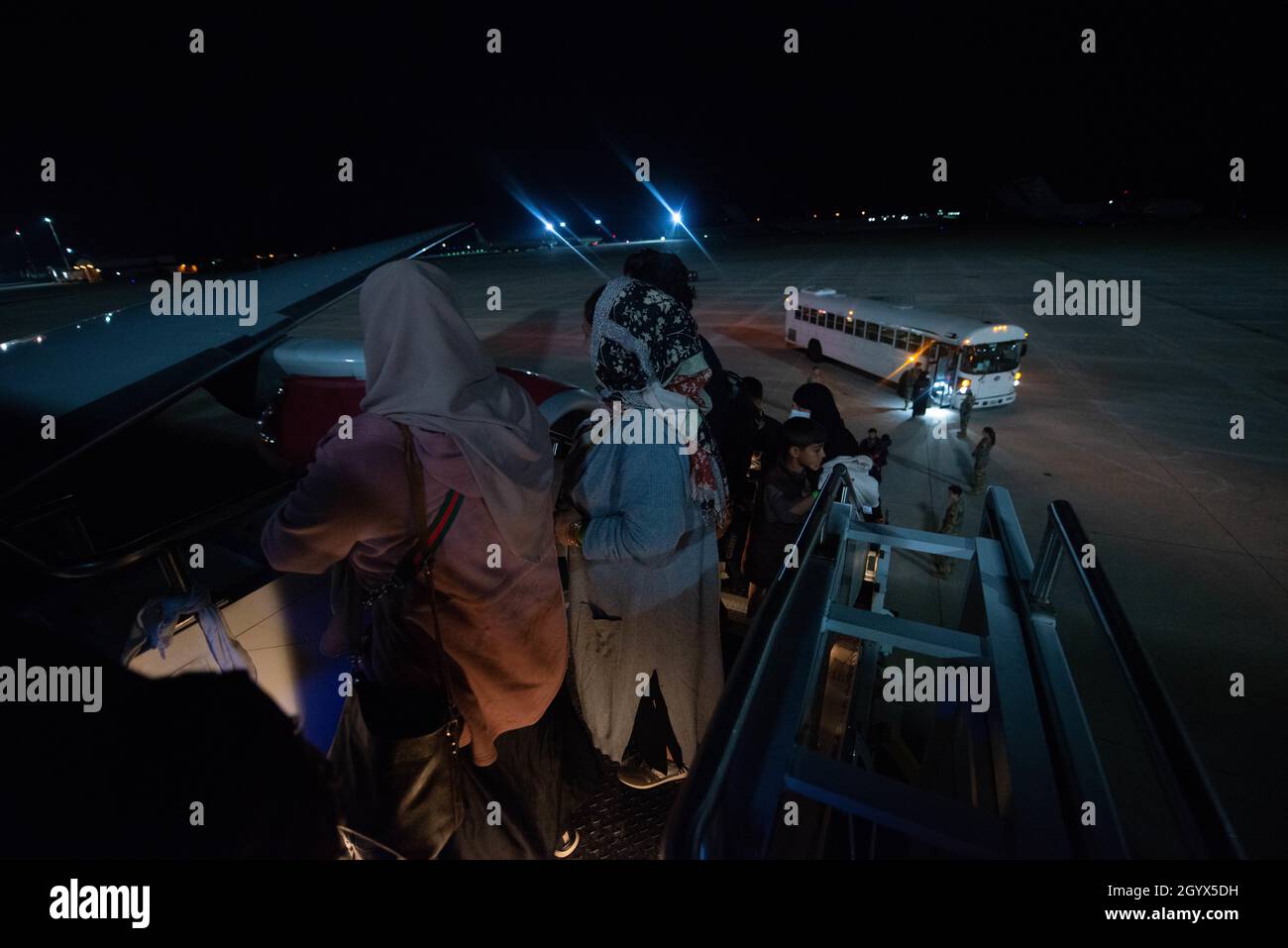 Gli evacuati salteranno a bordo di un volo di andata per gli Stati Uniti dalla base aerea di Ramstein, Germania, 9 ottobre 2021. Questo è il primo volo di andata a lasciare Ramstein dopo una pausa di tre settimane. Ramstein ha fornito agli evacuati dall'Afghanistan alloggio temporaneo, cibo, servizi medici e supporto in attesa di trasporto verso gli Stati Uniti dopo aver ricevuto vaccinazioni per morbillo, parotite, rosolia e COVID-19. (STATI UNITI Air Force foto di Airman Edgar Grimaldo) Foto Stock