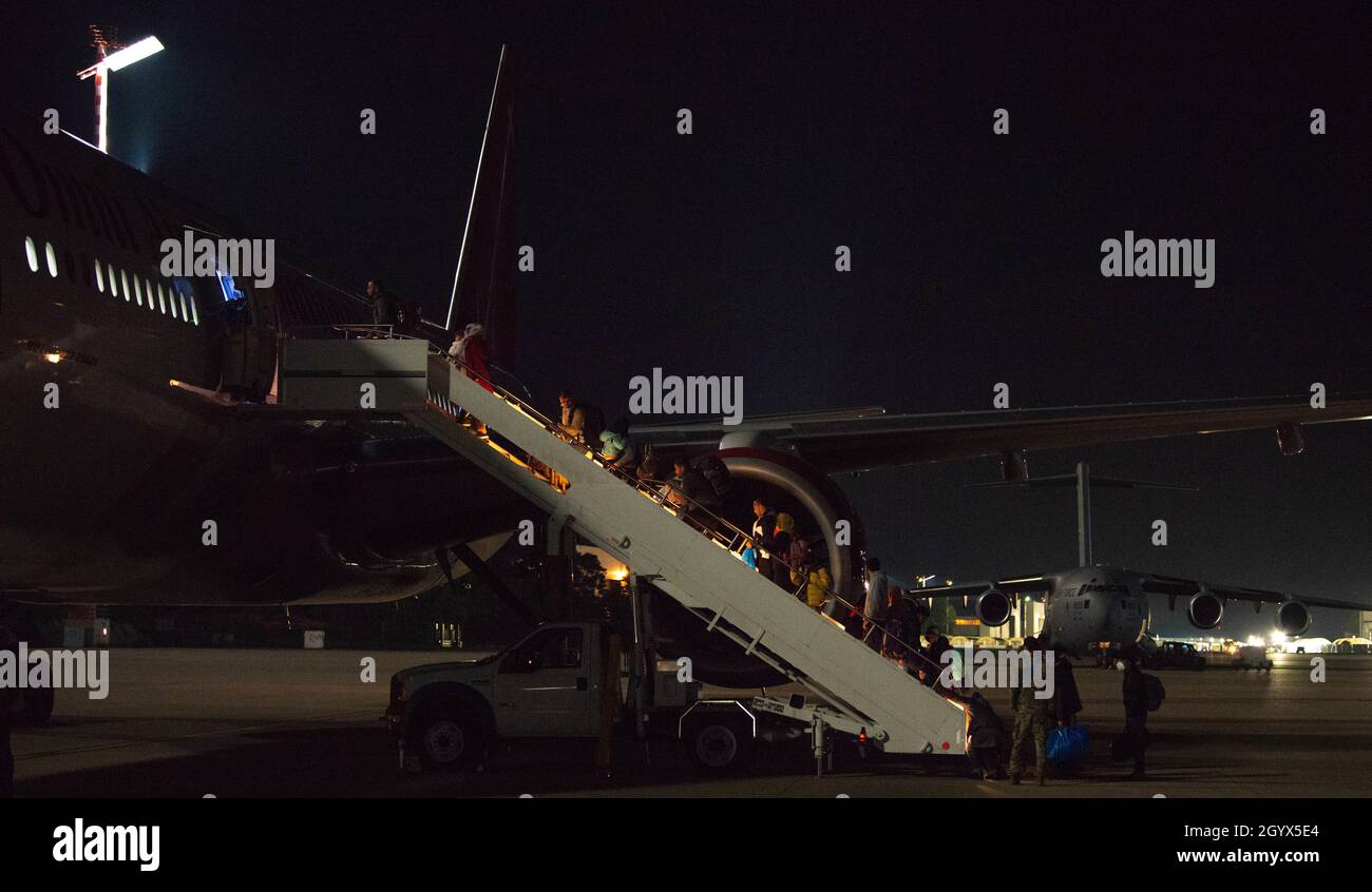 Gli evacuati salteranno a bordo di un volo di andata per gli Stati Uniti dalla base aerea di Ramstein, Germania, 9 ottobre 2021. Questo è il primo volo a partire da Ramstein dopo una pausa di tre settimane. I voli di andata sono stati temporaneamente arrestati su richiesta dei Centri statunitensi per il controllo e la prevenzione delle malattie per via di un'abbondanza di cautela dovuta alla scoperta di un piccolo numero di casi di morbillo negli Stati Uniti tra gli sfollati recentemente arrivati dall'Afghanistan. Circa 8,800 evacuati hanno ricevuto il vaccino contro morbillo, parotite e rosolia e la maggior parte degli evacuati idonei ha ricevuto il vaccino Janssen COVID-19 alla RAM Foto Stock